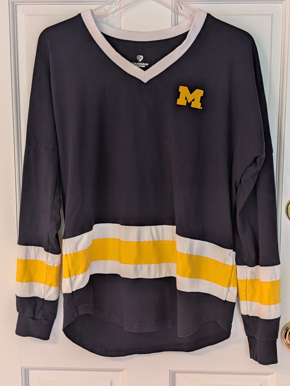 Women’s Michigan Wolverines Long Sleeve Colosseum V-neck Shirt Sz M